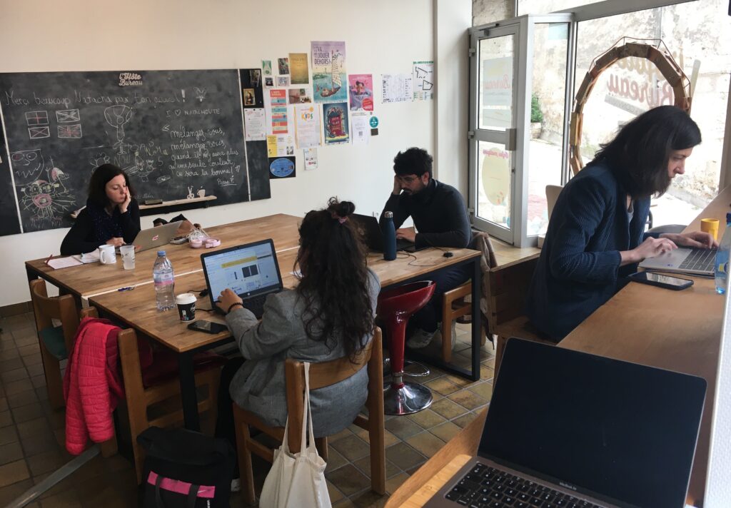 Espace de travail partagé : open-space pour télétravail, ambiance coworking