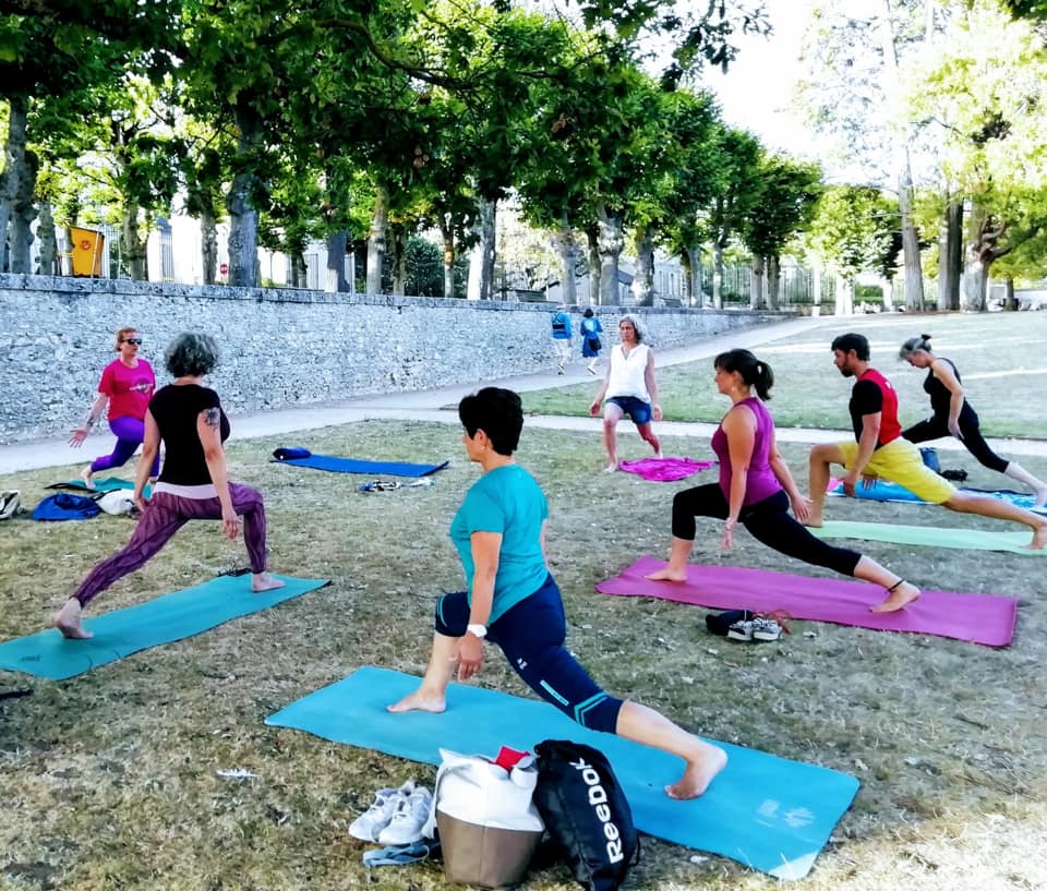 Séances de yoga en extérieur dans les jardins de l'Eveché avec Yogaloro et l'Hôte Bureau