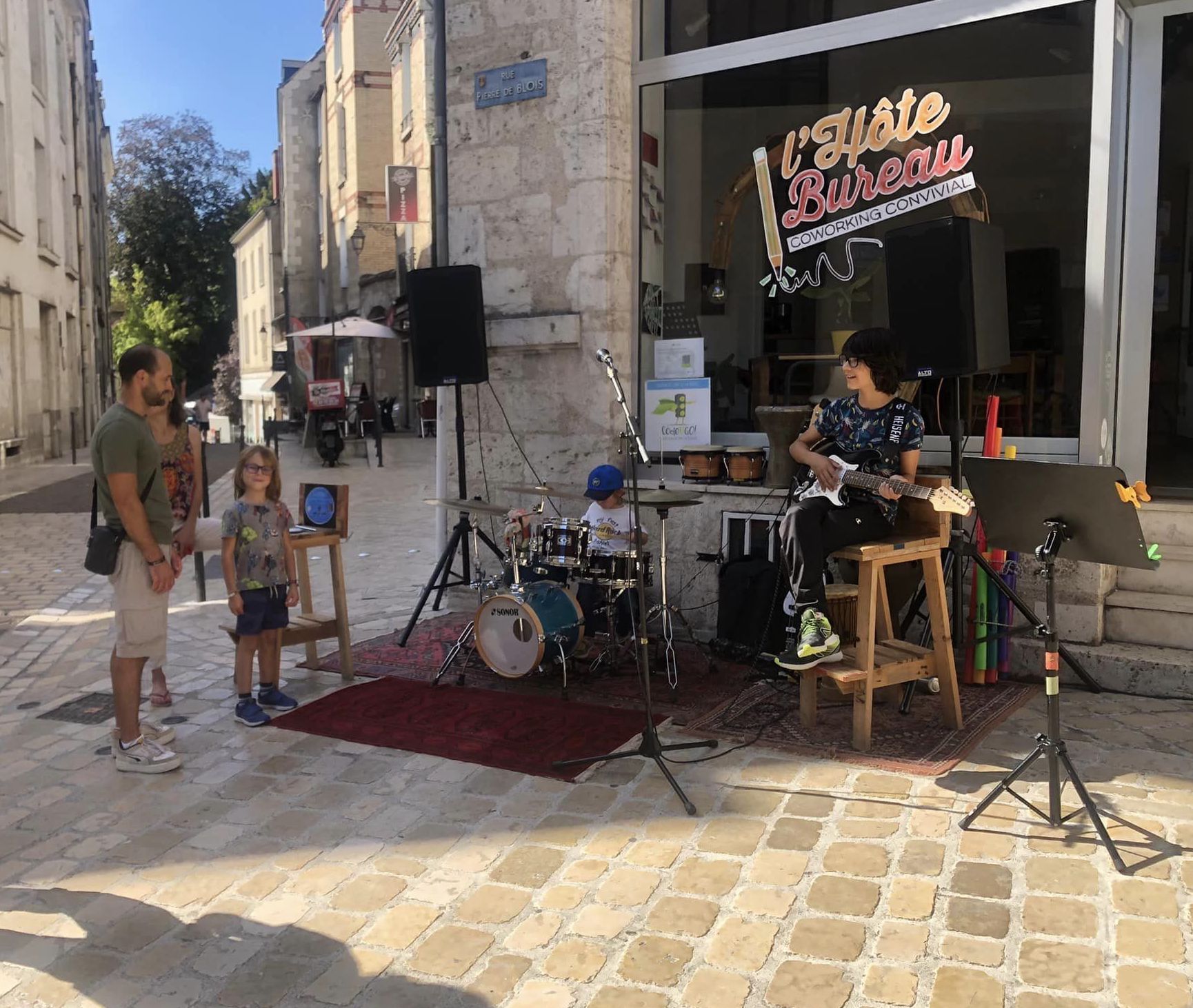 Démonstration des jeunes musiciens de la Grooverie en extérieur devant la vitrine de l'Hôte Bureau