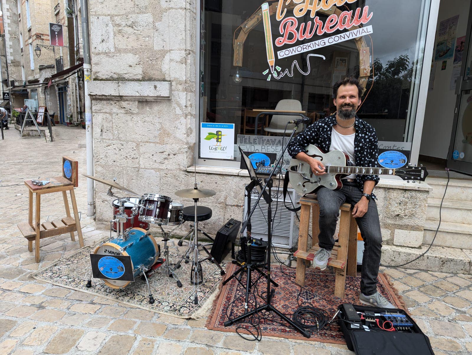 Démonstration de la Grooverie en extérieur devant la vitrine de l'Hôte Bureau